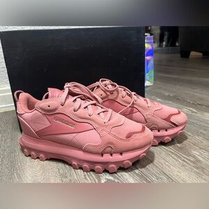 Reebok 
Size:8 
Color:pink